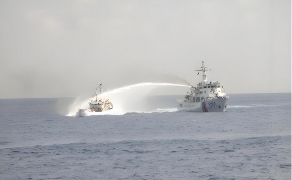 美模拟击沉“中国民兵船”后 055携三舰挺近南海 强势回应挑衅