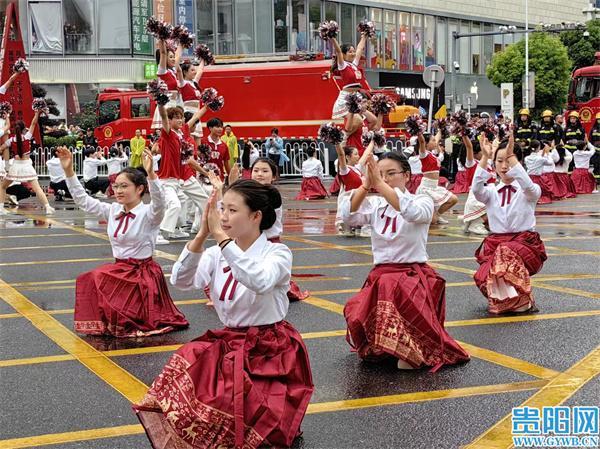 贵阳民族巡游：机车与苗族文化融合 ——花溪方阵的“机车+高坡苗族文化”展示