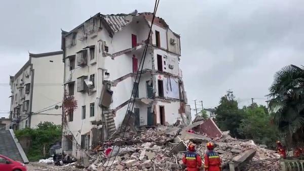 安徽居民楼坍塌事故致4死1伤 12岁女孩重伤救治中