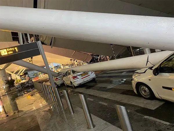 印度机场航站楼屋顶坍塌致1死8伤 新德里航班受影响