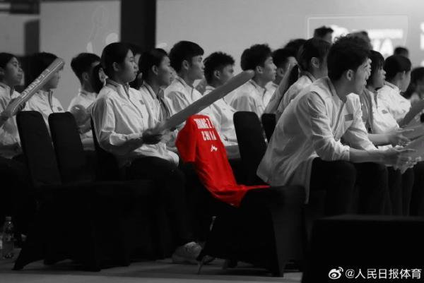 羽毛球亚青赛混团中国队夺冠，全队带张志杰球衣上领奖台