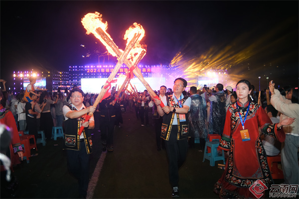 云南大关：万人欢庆彝族火把节，共绘民族团结画卷