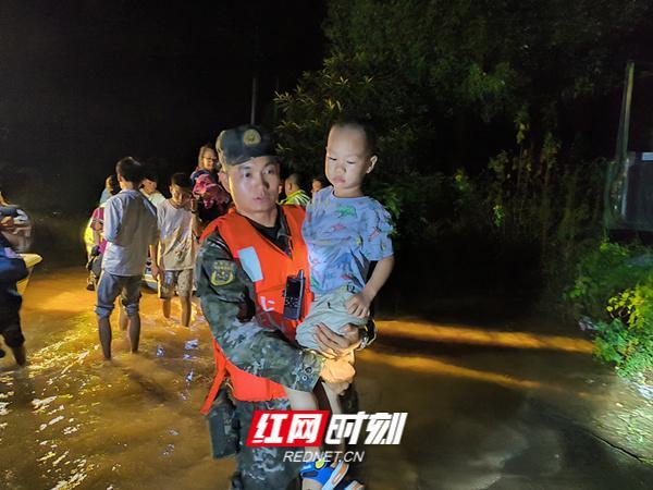 湖南湘潭特大暴雨武警紧急转移群众 驾舟穿梭洪流之中