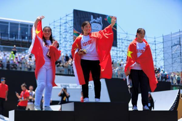 孙思蓓、孙佳琪（右）和邓雅文（左）三位女选手包揽本站奥运资格赛的前三名，中国自由式小轮车女队有望满额出战巴黎奥运会。 澎湃新闻记者 赵昀 图