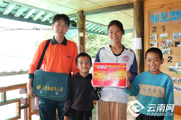 跟着邮车进山送高考录取通知书 傈僳族姑娘圆梦大学