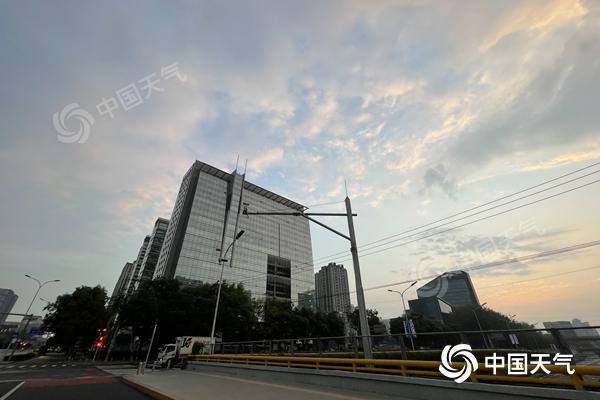 北京今天将有阵雨 明天出伏闷热“不下线”