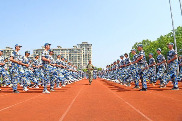 安徽淮南：高一新生军训迎开学