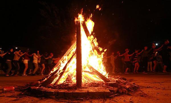 医院篝火晚会被质疑是某种祭祀仪式