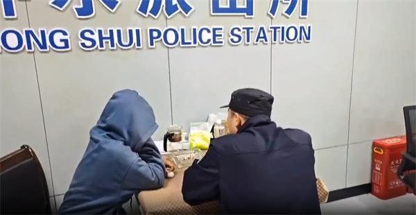 女子感情受挫轻生 民警辅警徒手夺刀救人 耐心开导助其解开心结