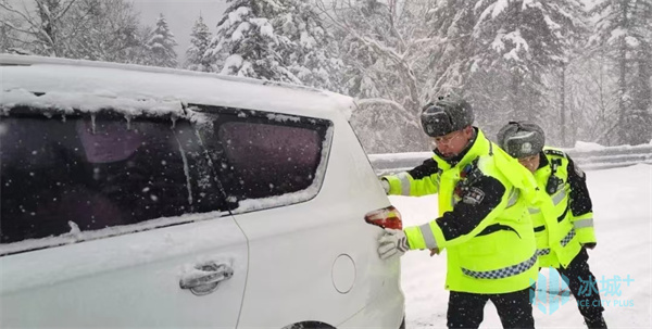 黑龙江雪乡和睦护航搭客出行 警民联袂保祯祥