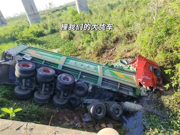 小鹏G6高速遭大货车追尾 车身结构保安全