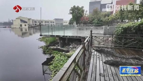 多方回应苏州一别墅区违建搭到湖里