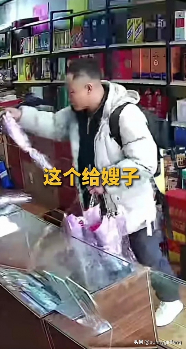 男子给店老板送花感谢几年前的救助 滴水之恩，涌泉相报