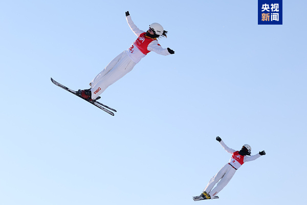 中国队包揽自由式滑雪女子空中技巧双人同步金银牌