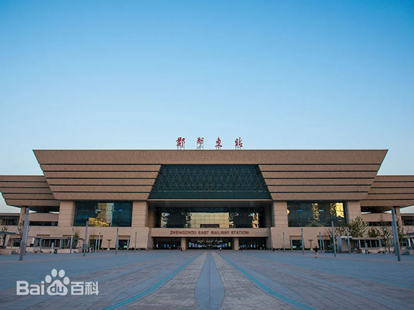 鄭州東站出站口火了：神似電影場景,，女網紅集體走秀