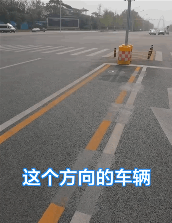 司机掉头时等红绿灯被多人怒怼