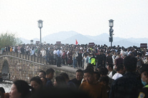 假期首日各地開啟“人從眾”模式