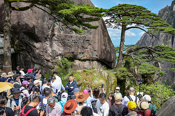 山西云岡石窟首度開啟夜游 延時開放至晚間10點