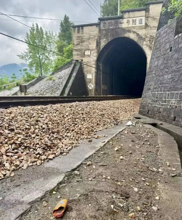 火車穿村致18死后又一老人被撞身亡 鐵路安全再引關注