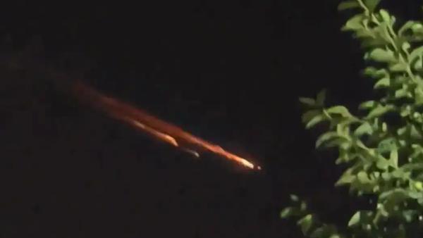 國(guó)內(nèi)多地網(wǎng)友目擊夜空現(xiàn)不明飛行物 科學(xué)解讀劃破天際的光帶