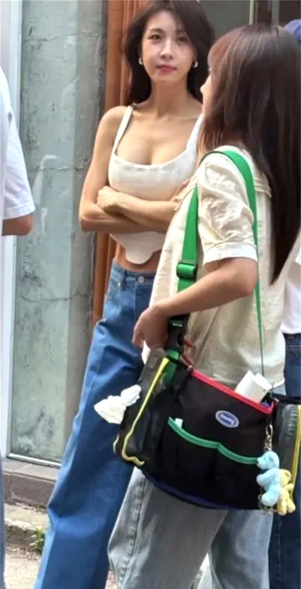 47岁韩女星河智苑肌肉线条明显 逆龄奇迹引发热议