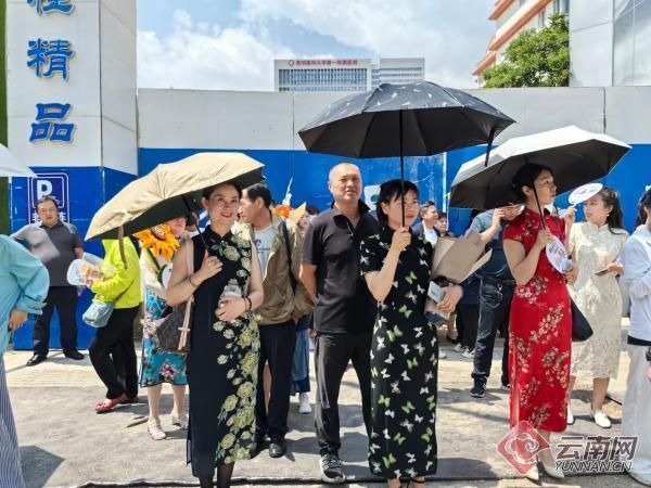 高考结束家长持新手机迎接 考生雀跃 考场外的温暖瞬间