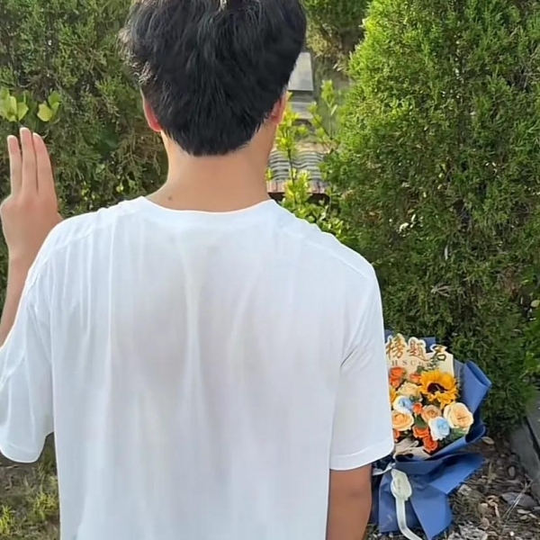 男生高考結(jié)束后祭拜去世母親 感人瞬間淚目全網(wǎng)