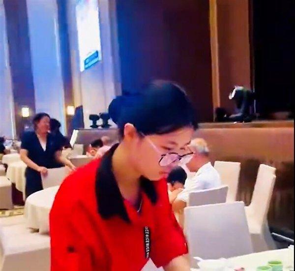 女生查分得知考600分以上淡定端盤 打工人高考雙豐收