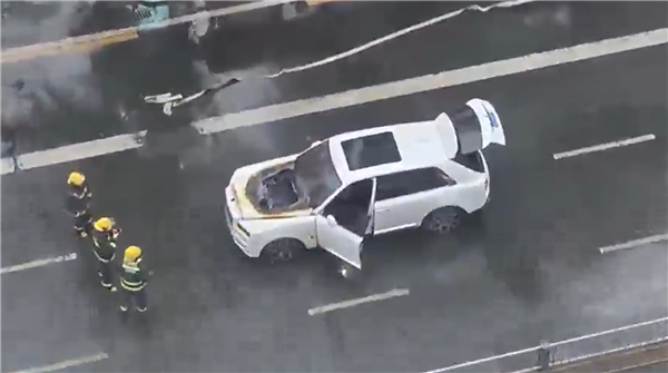 成都街頭一臺庫里南起火 豪車損失慘重