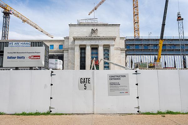 近20年來(lái)美國(guó)總統(tǒng)首訪美聯(lián)儲(chǔ) 鮑威爾降息還是走人