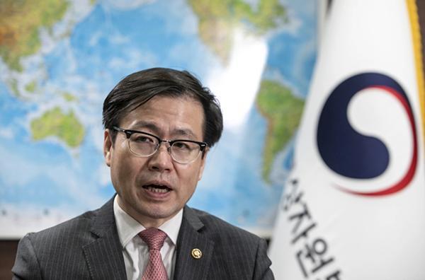 韩国“自信”不会被征100%半导体关税