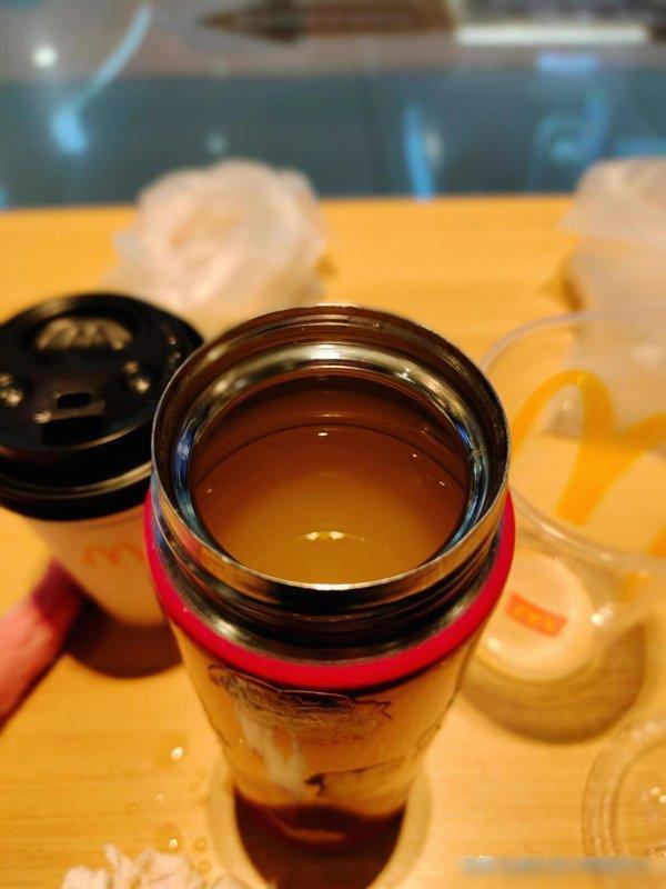 男子用热水泡清洗剂致保温杯爆炸手都震麻了