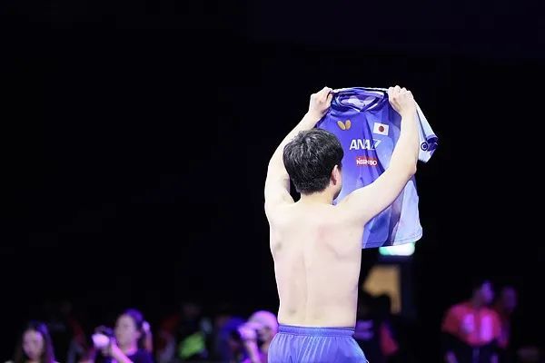 这次没敷衍！张本智和先和王皓握手再庆祝