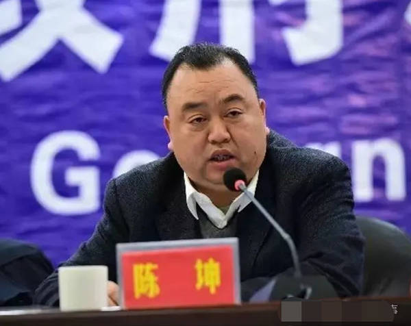 貪官陳坤兒子開邁巴赫 奢靡無度 權力變現(xiàn)的灰色利益鏈