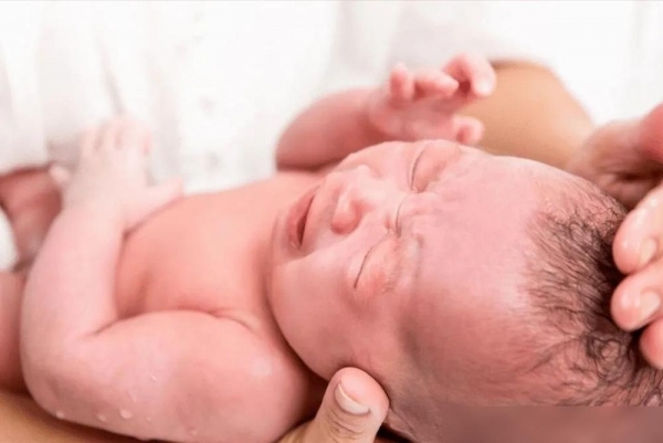 宝宝自带微笑出生被打脚心后才大哭