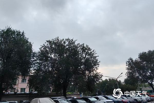 北京今天多云为主气温升，明后天将有小雨降温需注意防雨添衣
