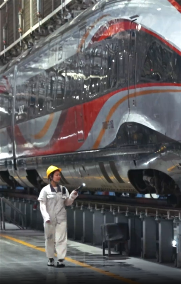 时速350公里的复兴号竟然这么大 庞然大物贴地飞行