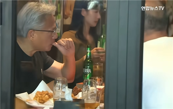 黄仁勋与韩国两大财阀举行炸鸡啤酒会 共商深度合作前景