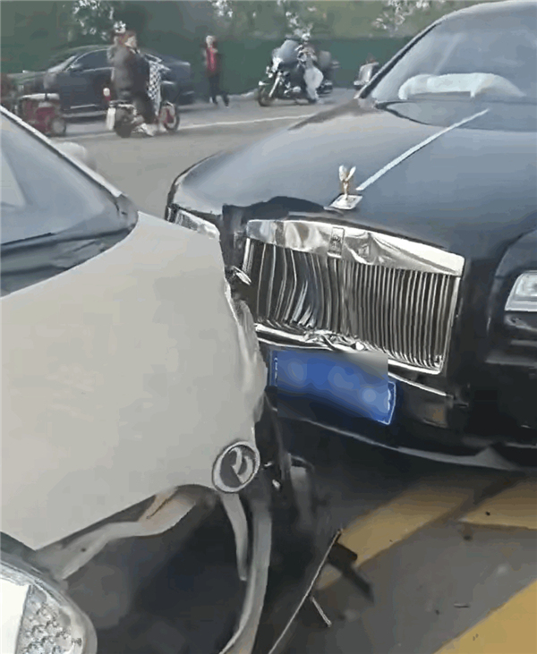 “老头乐”逆行撞上劳斯莱斯 全责争议引发热议