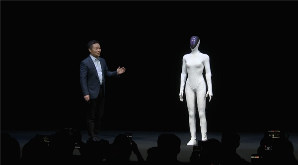 小鹏机器人会走猫步太像人了 仿生技术惊艳亮相