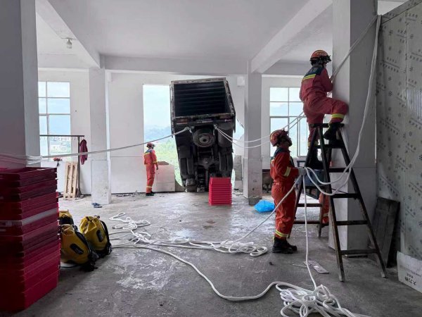 货车冲出二楼悬在15米高半空 司机惊魂获救