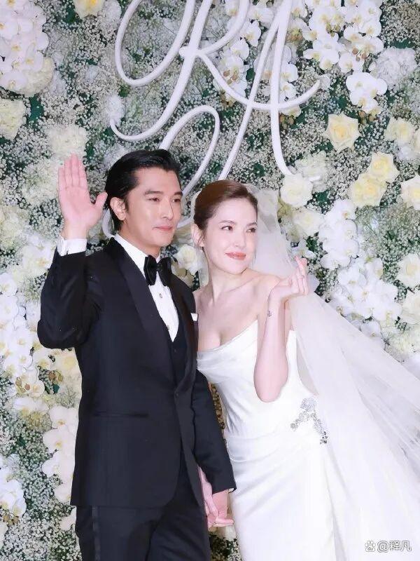 许玮甯亲完邱泽擦掉口红印 甜蜜互动引热议