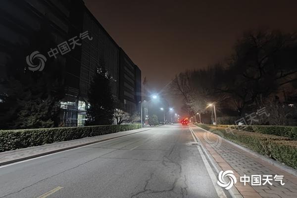 今天北京仍有大霧最高溫升至9℃，周末大風(fēng)降溫將再度上線 氣溫起伏需注意保暖