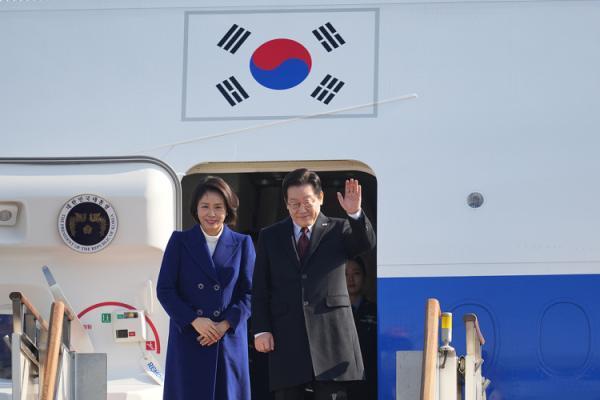 李在明携夫人乘专机启程赴华