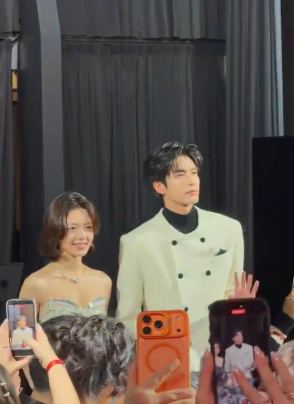 宋威龙赵今麦切蛋糕合照 甜蜜互动引爆现场