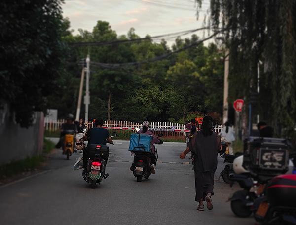 女孩送外卖1年存下5万元 在系统边缘书写真相