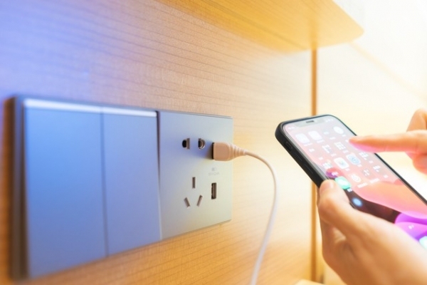 手机充到100%就拔?维修师傅说:错了!这样充才让电池用3年