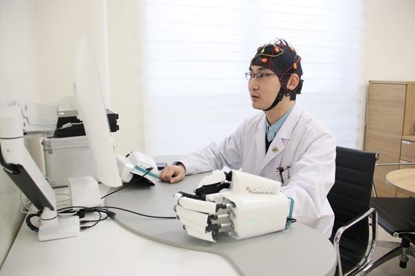 脑机接口门诊的一个下午！偏瘫病人用意念驱动机械臂