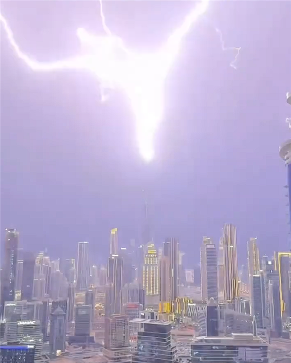 世界第一高楼被闪电击中