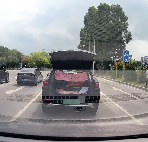 钓鱼佬炫耀车里大鱼被路过骑警撤回